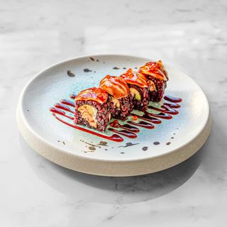 Uramaki scallops roll