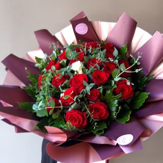 Buchet XXL cu 26 trandafiri rosii, 1 trandafir alb