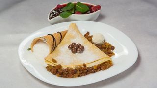 Palačinka sa eurokremom, suvim grožđem i kokosom