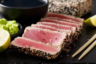 12B- Tataki atún con salsa teriyaki y pan frito
