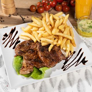 Ceafa la gratar cu cartofi pai si mujdei