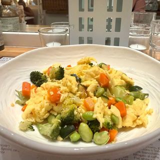 UOVA STRAPAZZATE CON VERDURE