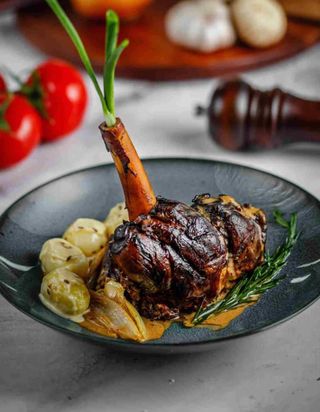 Рулька, запечённая в сливочном соусе