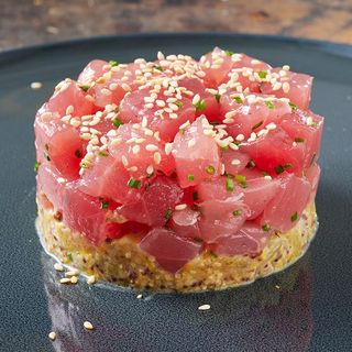 Tartare di tonno con guacamole e yogurt
