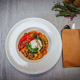 Burrata di Bufala cu legume coapte la grill și roșii confiate în pesto 