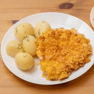 Filet z kurczaka w płatkach kukurydzianych z dodatkami do wyboru