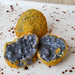 Croquetas de chipirones en su tinta (ración)
