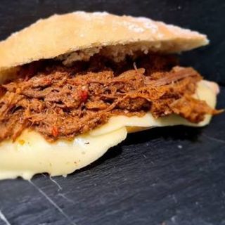 Bocadillo Carne Mechada y queso