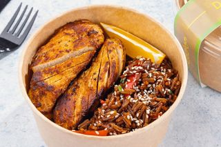 ქათამი გრილზე  და ბრინჯი სოიოს სოუსით.