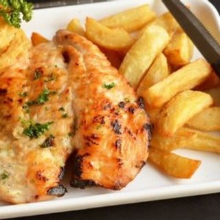 Pechuga de pollo a la parrilla + patatas fritas (plato)