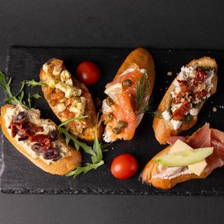 Брускети с пушена сьомга, Филаделфия, каперси, орехи и лимон (6бр)
