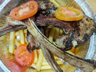 Costillas De Cordero (6 Uds.) Y Coca-Cola Sabor Original botella 2L.