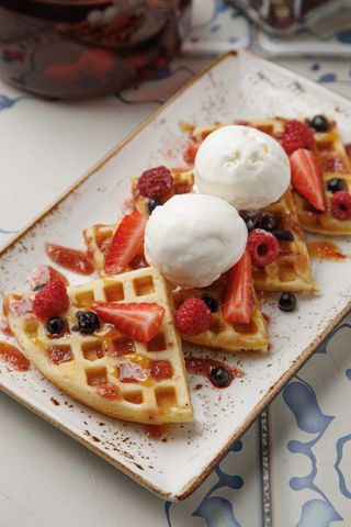 Вафли с ягодами и джемом