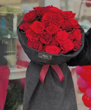 Coco chanel buket sa 15 crvenih ruža