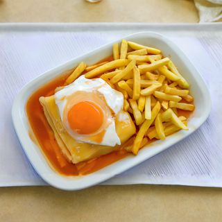 Francesinha com Ovo