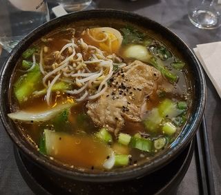 Noodles in brodo con pak choi e carne macinata