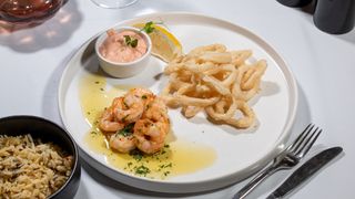 Duo de creveți și calamari crocanți cu orez sălbatic și sos rose