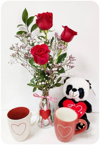Rosas en cristal corazon  con tazas y peluche