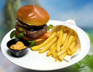 Hamburguesa la reina y patatas fritas