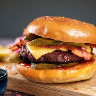 Hamburguesa con pepinillos dulces