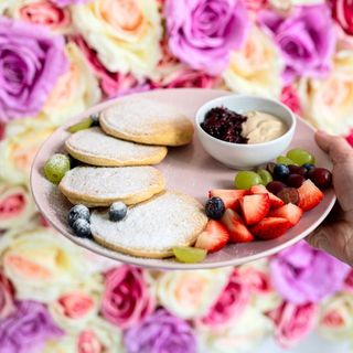 PANCAKES KLASYCZNE Z MASŁEM ORZECHOWYM I OWOCAMI
