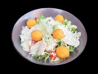 Салат з копченим філе та сирними кульками (300g)