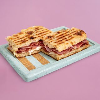 Fokaća pršuta sendvič