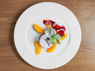 Шоколадний тортіно з персиком та морозивом (200g)