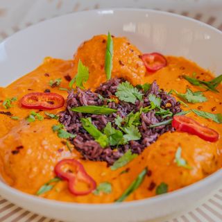 საქონლის გუფთა პომიდვრის სოუსში