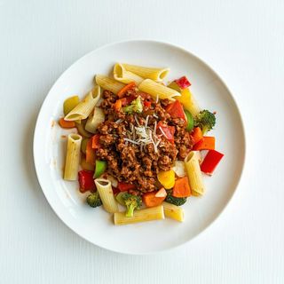 Menù Speciale con Pasta al Ragù e Contorno di Verdure
