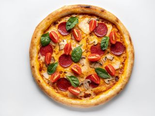 Піца Маринара з куркою та салямі