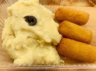 Plat de puré de patates casolà amb 3 croquetes de pollastre