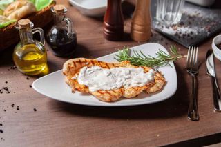 Piept de Pui cu Sos de Ciuperci