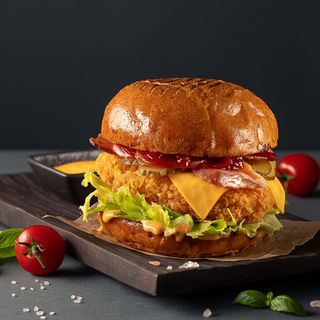 Бургер з курячими стріпсами та беконом