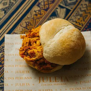 Pan con salchicha huachana