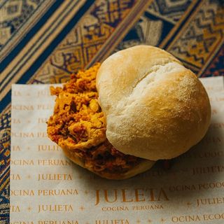 Pan con salchicha huachana