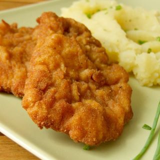 Snitzel de pui cu piure de cartofi si salata de varza 200/200/g