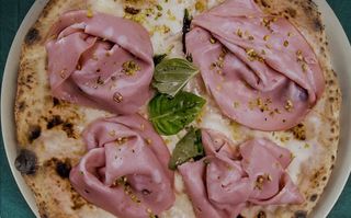 Pizza mortadela & albahaca (35 Cm.)