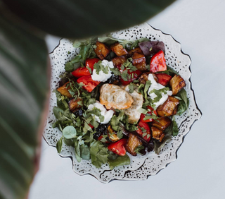 Ensalada de rulo de cabra