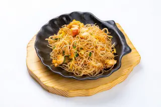 Spaghetti di riso con frutti di mare alla piastra