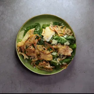 Salata Caesar cu pui si crisp din parmezan