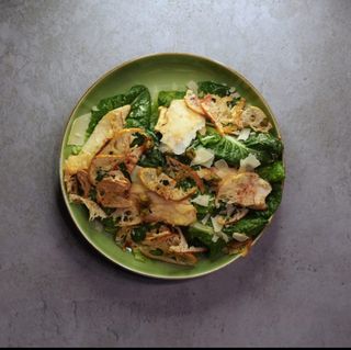 Salata Caesar cu pui si crisp din parmezan