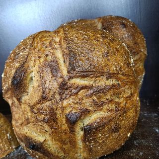 Chleb pszenno żytni z pieczonym czosnkiem