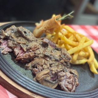 SOLOMILLO DE TERNERA EN SALSA DE CHAMPIÑONES / TRUFA