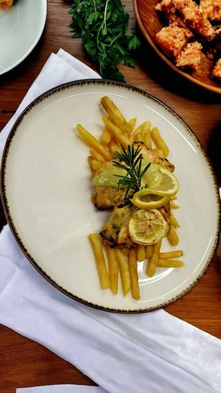 Sandacz smażony, frytki, sałata winegret