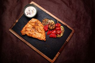 Piept de pui la josper cu legume și sos de brânzeturi