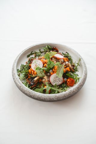 Carpaccio de vinete coapte în jar pe pat de rucola cu roșii cherry