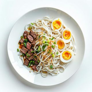 155. Fettuccine di riso thai con manzo