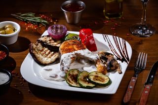 Somon la grill cu sos mediteranean și struguri