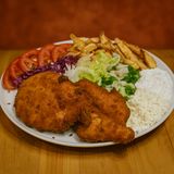 Snitel de pui la farfurie